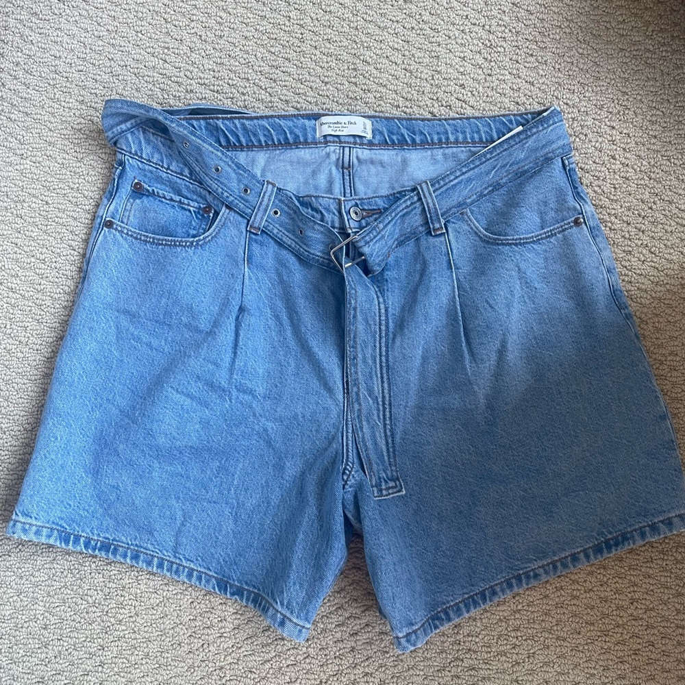 NWT Abercrombie and Fitch The Loose Short High Rise
